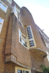 Bronckhorststraat, krullend deel gevel bij trappenhuis met keukenramen.
<br/>
Paul Paris, mei 2014